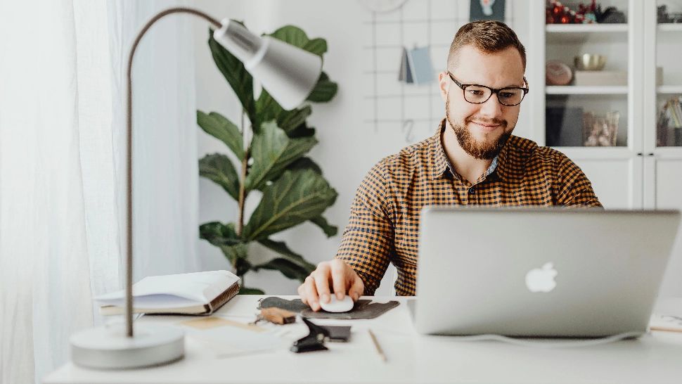 Sfaturi pentru a-ți proteja coloana și articulațiile atunci când stai la calculator. Ce recomandă specialiștii