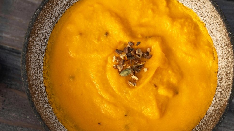 Supă-cremă de dovleac cu năut. Gustoasă, consistentă și foarte sănătoasă. De ce este recomandată în sezonul rece? 