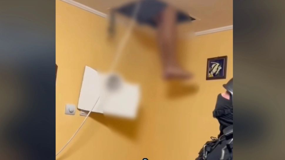 Video. Momentul în care un infractor coboară din tavanul fals, unde s-a ascuns de frica mascaților