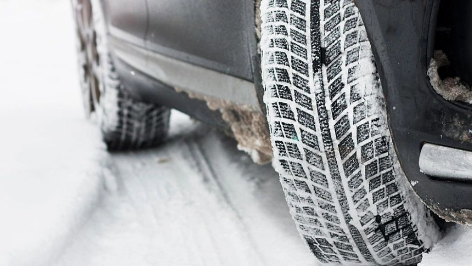Când trec șoferii la cauciucurile de iarnă? Cât costă schimbarea anvelopelor în 2025?