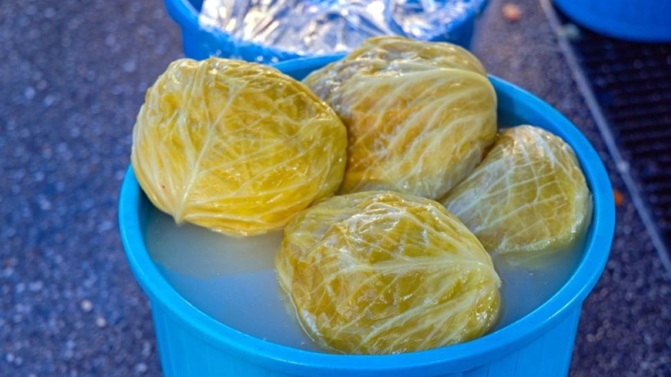 De ce devine tulbure zeama de la varza murată. Ce trebuie să faci ca sa se păstreze limpede. Ingredientele care fac diferența