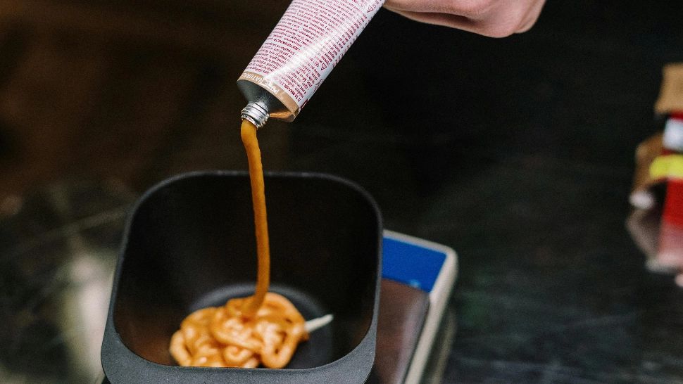 Ingredientul din bucătărie ce te scapă de petele de vopsea. Ce trebuie să faci când îți vopsești părul