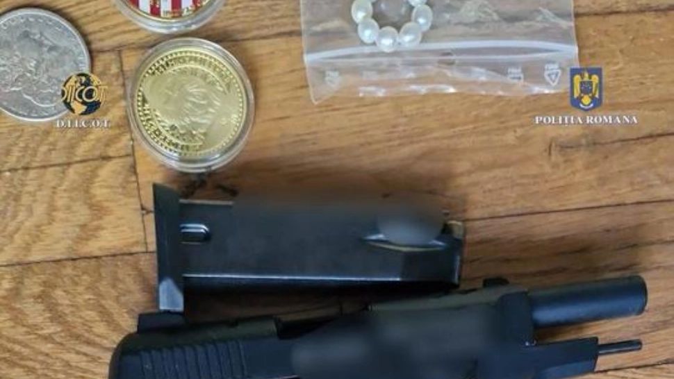 Rețea de trafic de droguri destructurată la Iași: un albanez și doi români, reținuți de DIICOT. Cocaină, bani, diamante și arme, găsite la percheziții