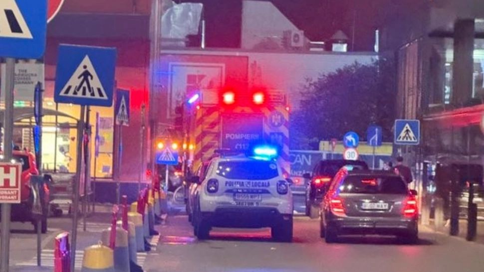 Alertă într-un complex comercial din sectorul 5. Zeci de oameni evacuat în urma unei alerte de emanații de gaze - FOTO