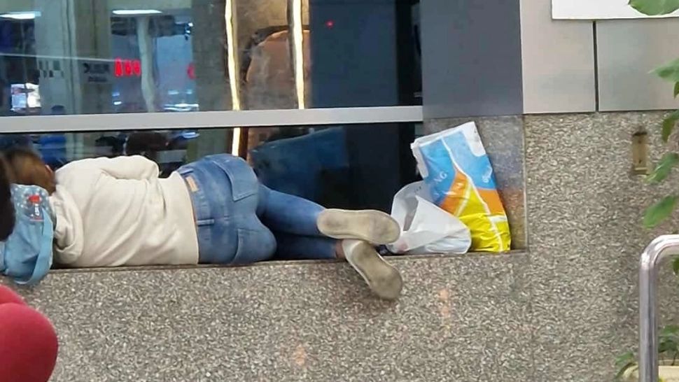 Vacanță terminată cu un coșmar. Turiști români, blocați zeci de ore pe un aeroport din Egipt, așteptând un zbor fantomă