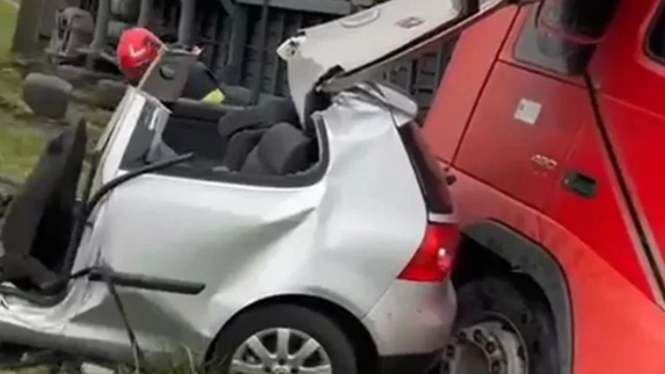Impact devastator între un autoturism și un TIR, în județul Cluj: doi tineri, fată și băiat, au murit pe loc
