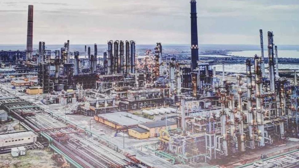 Rafinăria Năvodari, parțial închisă după o scurgere de amoniac. Garda de Mediu a descoperit nereguli majore