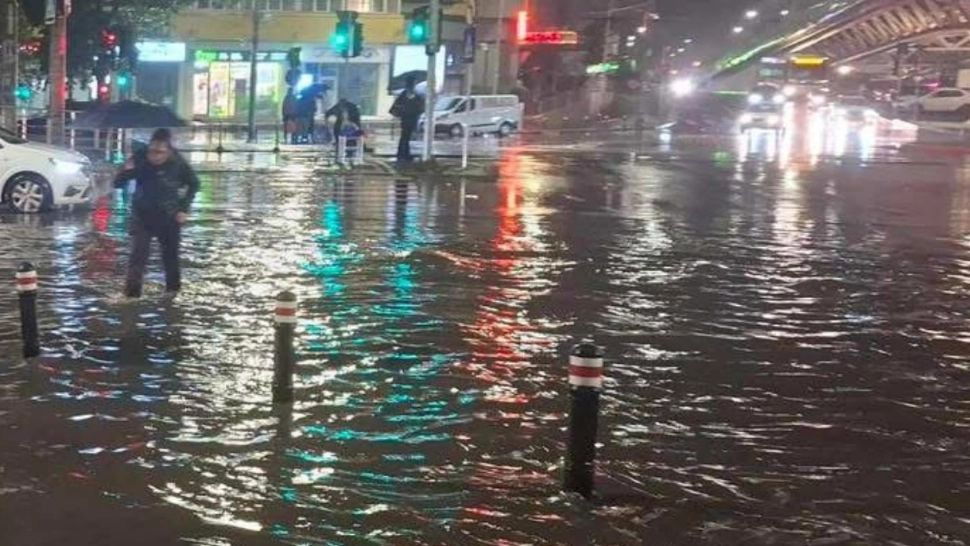 Unde pot suna bucureștenii pe durata CODULUI ROȘU DE PLOI? Numărul de telefon gratuit oferit de Primăria Capitalei