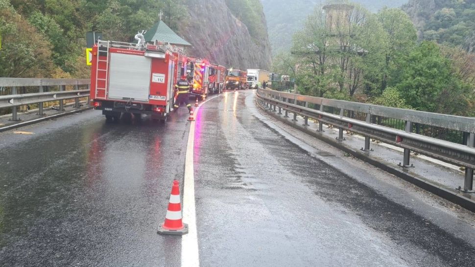Incendiu la chiliile Mănăstirii Cozia Veche. Traficul pe DN 7, restricționat din cauza numărului mare de autospeciale ale pompierilor - FOTO