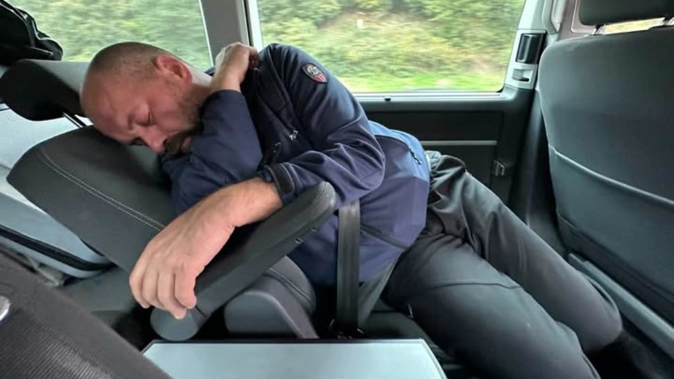 Gest care emoționează o țară întreagă: directorul Muzeului Astra a dormit în mașină ca echipa lui să ajungă la Bruxelles