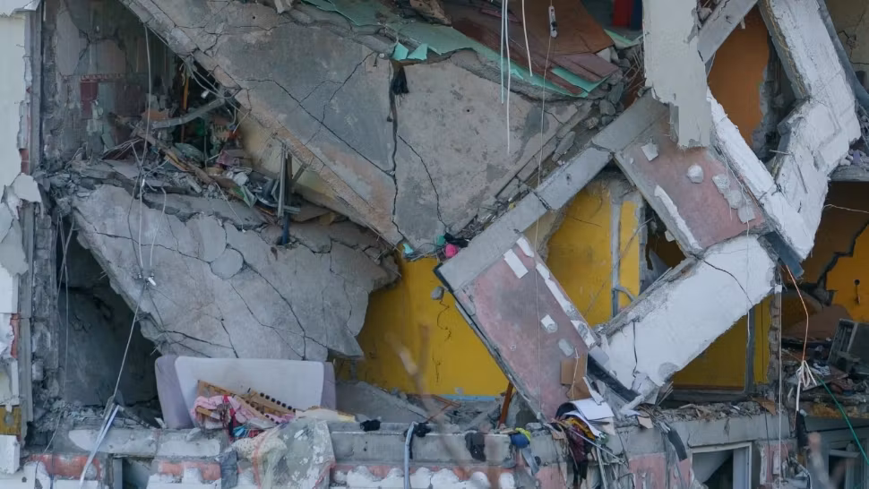 Cinci zile de la explozia din Rahova, niciun vinovat. Oamenii încă își recuperează bunurile de sub dărâmături