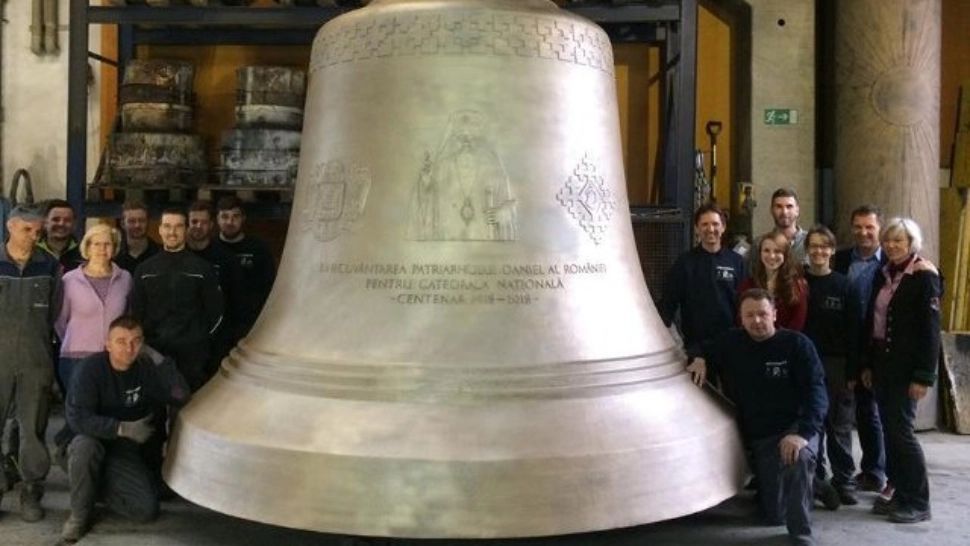 Clopotele uriașe și candelabrele monumentale ale Catedralei Naționale, realizate în Austria. Mesajul transmis de Ambasada Austriei la București