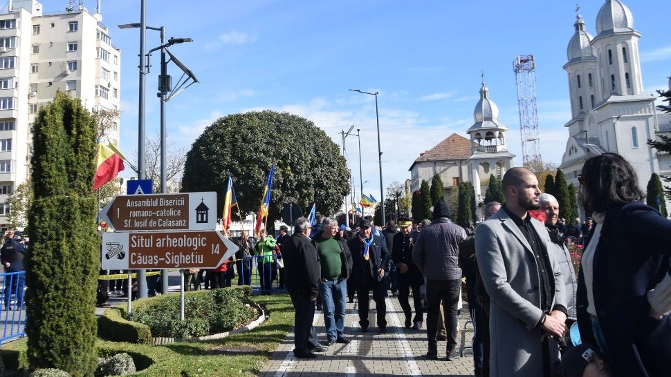 Incident revoltător la Carei: Jandarmii i-au alungat pe cei care purtau tricolorul românesc din apropierea premierului Bolojan