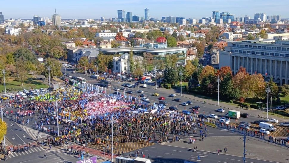 Protest uriaș în fața Guvernului: sindicatele și-au cerut drepturile, Bolojan are în plan noi tăieri și înghețări salariale- LIVE TEXT/VIDEO