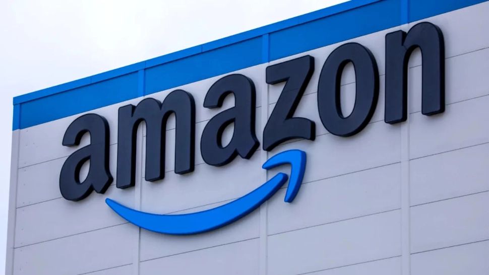 Amazon, în centrul unui val de controverse: angajați concediați prin SMS, cu ecusoanele deja dezactivate