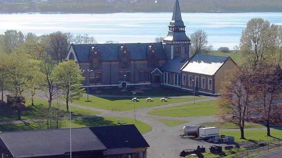 Închisoarea-insulă unde te duci de plăcere. Mese rafinate și lecții de tenis în numele reabilitării