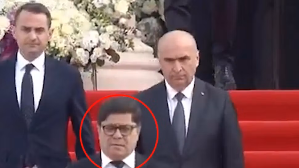 Afacerist controversat, alături de „premierul sărăciei”, la slujba de la Catedrala Neamului. Cum a ajuns Gruia Stoica lângă Ilie Bolojan – VIDEO