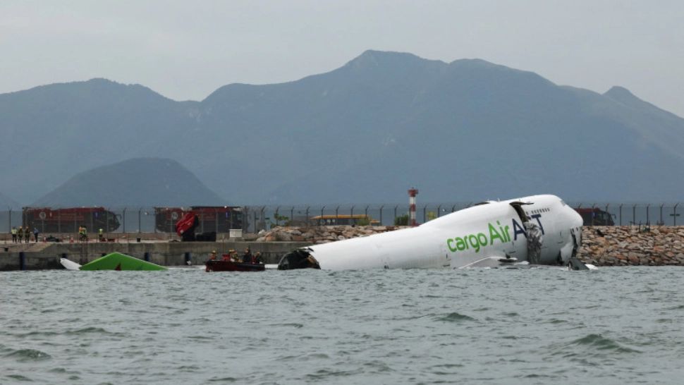 Tragedie pe Aeroportul din Hong Kong: un avion cargo a lovit un vehicul și s-a prăbușit în mare. Doi oameni au murit