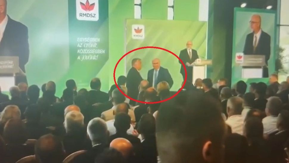 Gest controversat! Liderul ungar l-a ridicat de pe scaun pe Bolojan ca să aplaude discursul lui Kelemen Hunor - VIDEO