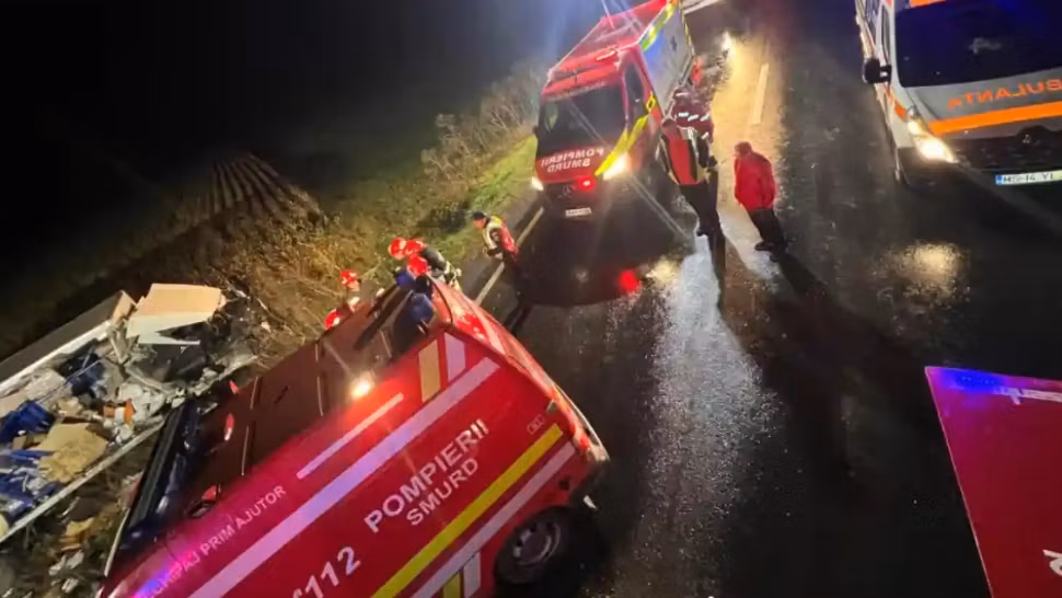 Impact violent între o autobasculantă și un autocamion, pe DN13, în județul Mureș: o persoană a murit