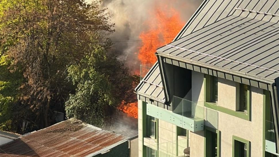 Incendiu violent în Capitală. O casă, mistuită de flăcări. Pompierii au intervenit - FOTO/VIDEO