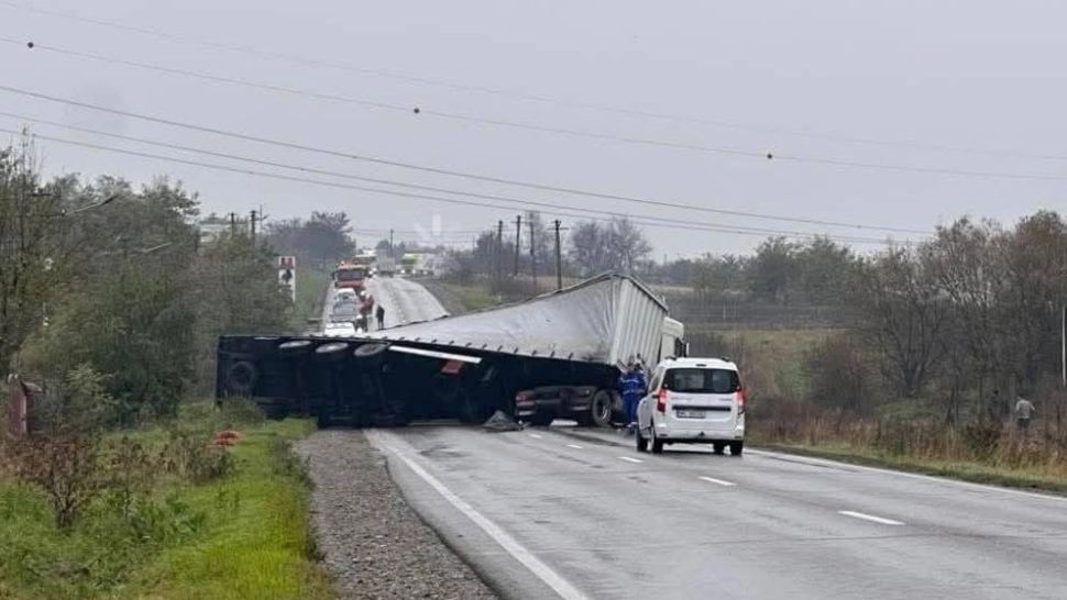 Accident cumplit în județul Iași. Un camion s-a răsturnat peste o mașină: doi oameni au murit. UPDATE: una dintre victime era un politician local - VIDEO