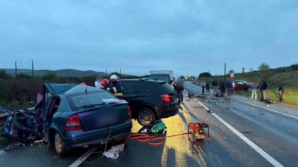 Accident deosebit de grav pe o șosea din județul Cluj. Un bărbat a murit pe loc, alte 6 persoane, inclusiv minori, au fost transportate la spital - VIDEO