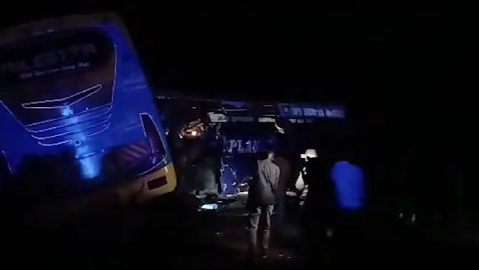 Carambol de mașini: 63 de morți și zeci de răniți. Două autobuze s-au lovit în plin pe o autostradă din Uganda