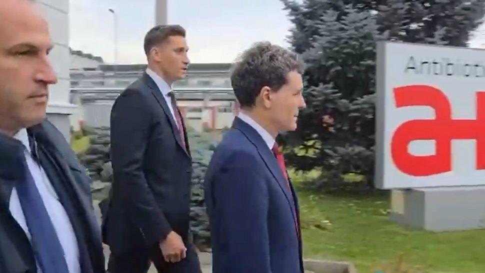Încă o gafă marca Nicușor Dan. Pentru ce s-a întors din drum în vizita la Antibiotice Iași - VIDEO