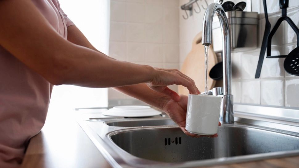 Propunerea legislativă care ar putea ieftini facturile: TVA 0 la apă pentru consumul casnic sub 5 mc pe lună