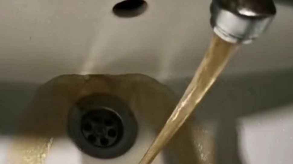 Apă maro la robinetele oamenilor. DSP Alba anunță controale - VIDEO