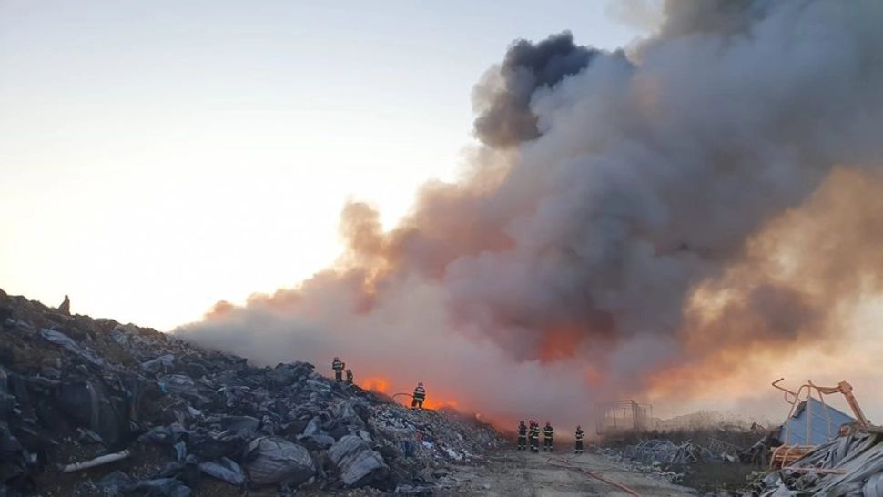 Incendiul din Prahova, stins după trei zile de luptă cu flăcările. Peste o sută de pompieri au intervenit