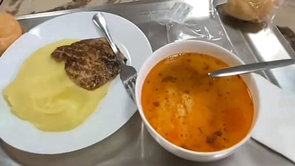 Prețul incredibil pentru un prânz la cantina ASE. Cuprinde o ciorbă, un piure cu cotlet de porc, o chiflă, mămăligă cu cârnăciori și castraveți