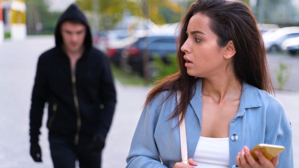 Șoc în  Buzău: o farmacistă, atacată cu cuțitul de amantul ei ziua în amiaza mare 