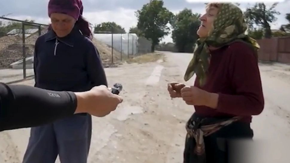 Pensionarele de la țară râd cu lacrimi de Nicușor și Bolojan. Scene savuroase - cum îi imită pe cei doi din fruntea statului