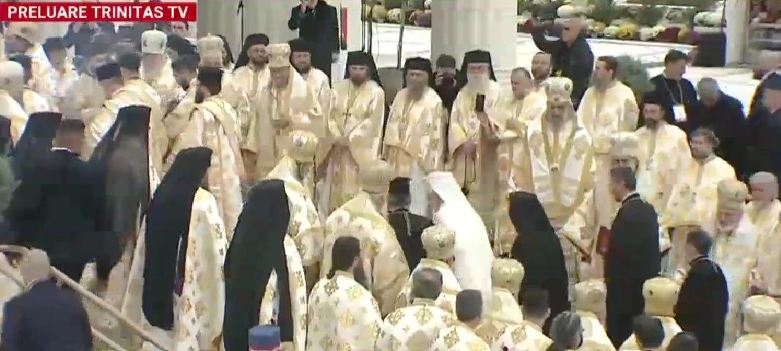 Patriarhii Daniel și Bartolomeu, aplaudați de zeci de mii de români la sfințirea Catedralei Mântuirii Neamului