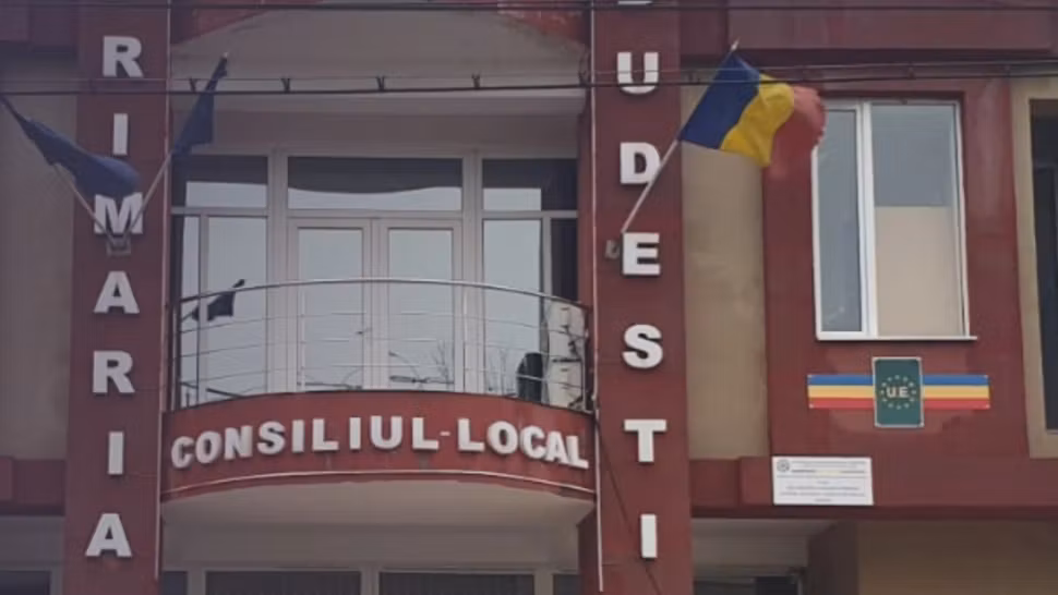 Un consilier USR a venit cu pistolul la brâu la ședința de consiliu local. Primarul a chemat poliția