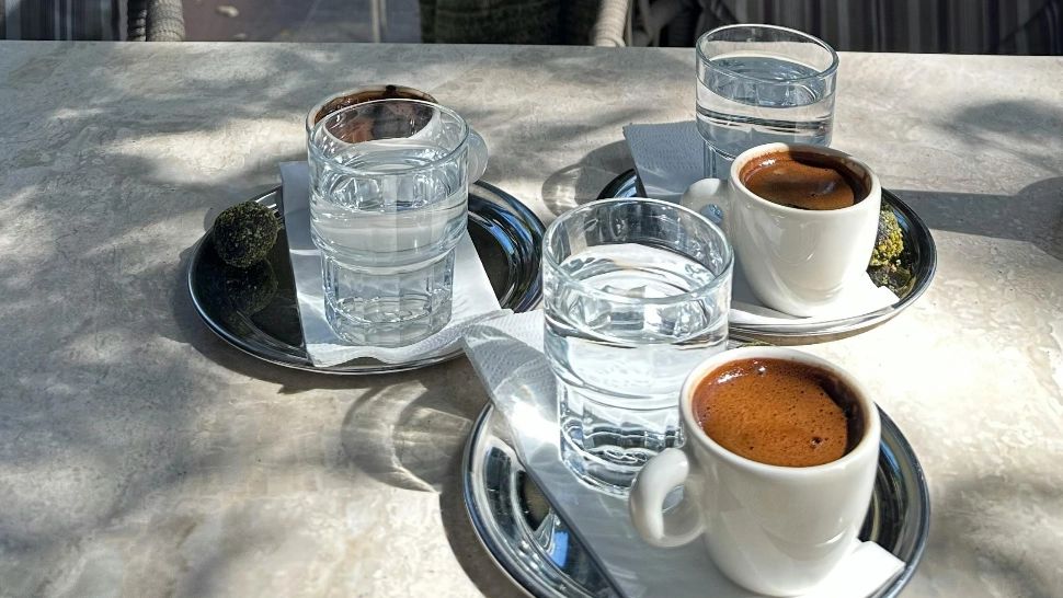 Motivul pentru care cafeaua trebuie servită alături de un pahar cu apă. Ce spun specialiștii
