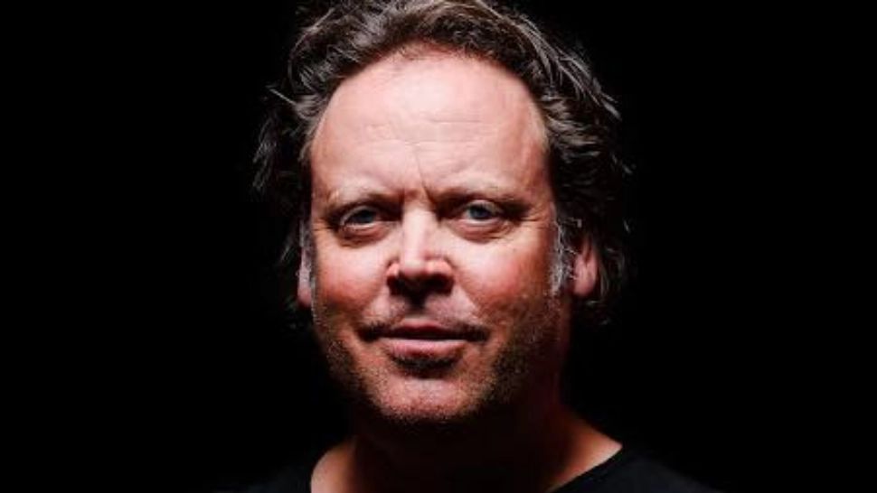 Jurnalistul Charlie Ottley, realizatorul documentarelor Wild Carpathia și Flavours of Romania, se plânge de lipsa curentului electric într-o zonă montană din țara noastră