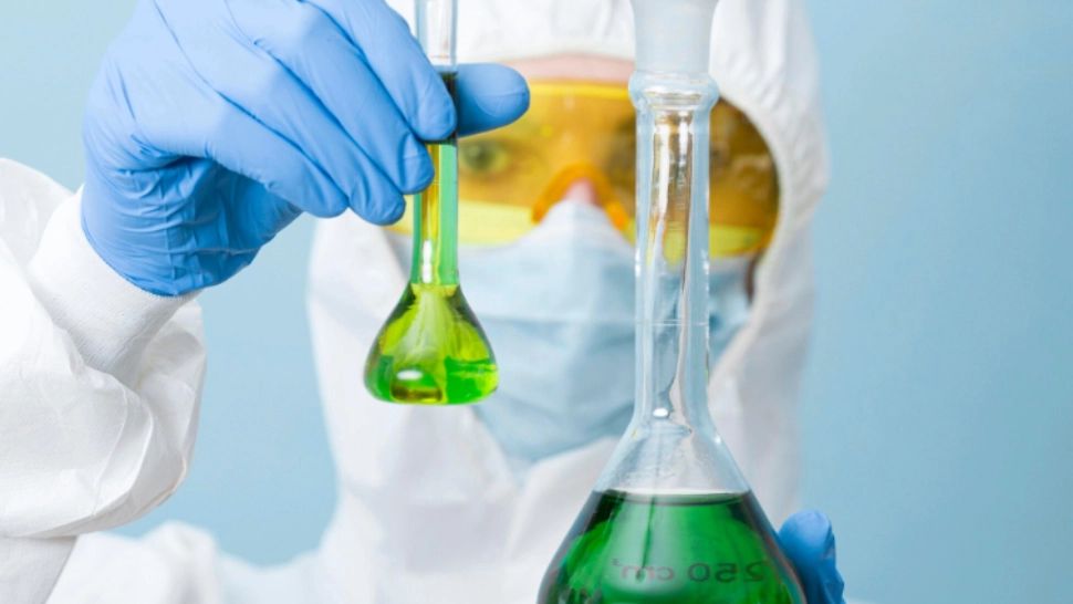 Europa taie drastic „chimicalele eterne”. De la tigăi și rimeluri la haine impermeabile, mai multe produse dispar de pe piață