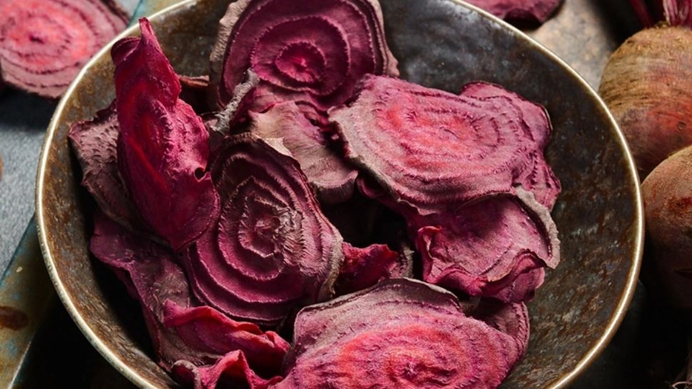 Cum să prepari chipsuri de sfeclă roșie. O alternativă sănătoasă la cele clasice