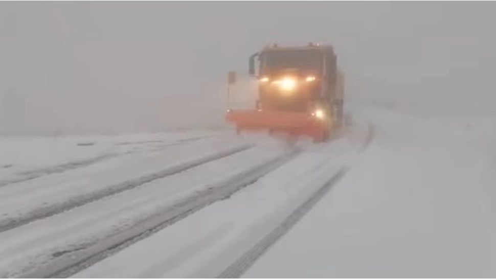 Circulația pe Transfăgărășan, închisă temportar din cauza viscolului și a ninsorilor abundente. CNAIR: Stratul de zăpadă are 30 de centimetri