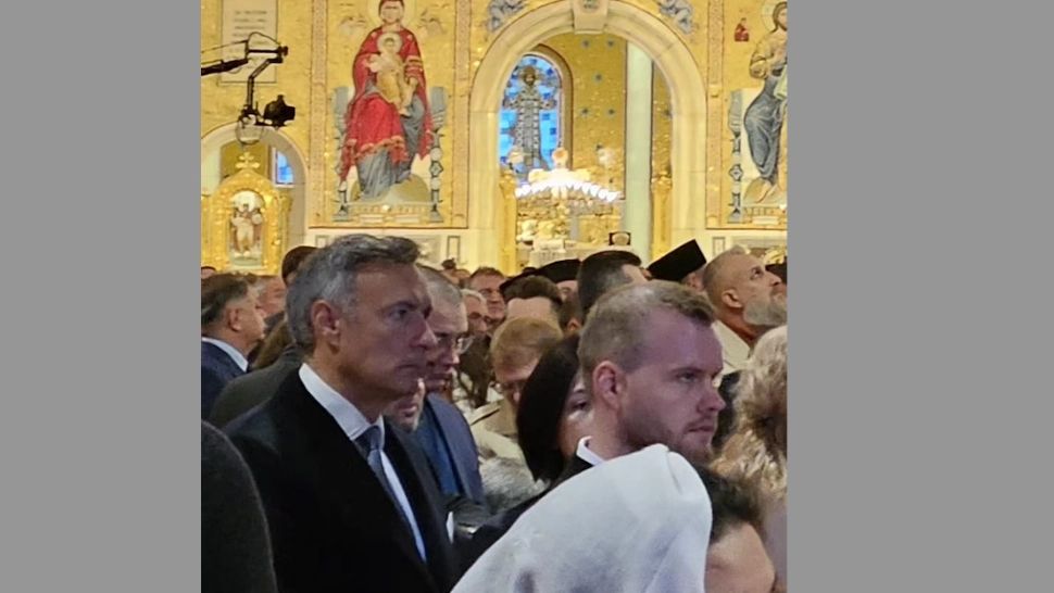 Șeful statului paralel, Florian Coldea, fix în mijlocul Catedralei Neamului. Anca Alexandrescu: "Românii stau la gard, în frig, iar Coldea în interior!" - VIDEO