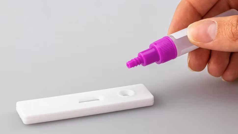 Alertă medicală: varianta „Stratus” de COVID-19 se răspândeşte – dureri de maxilar și dinţi anunțate de pacienți