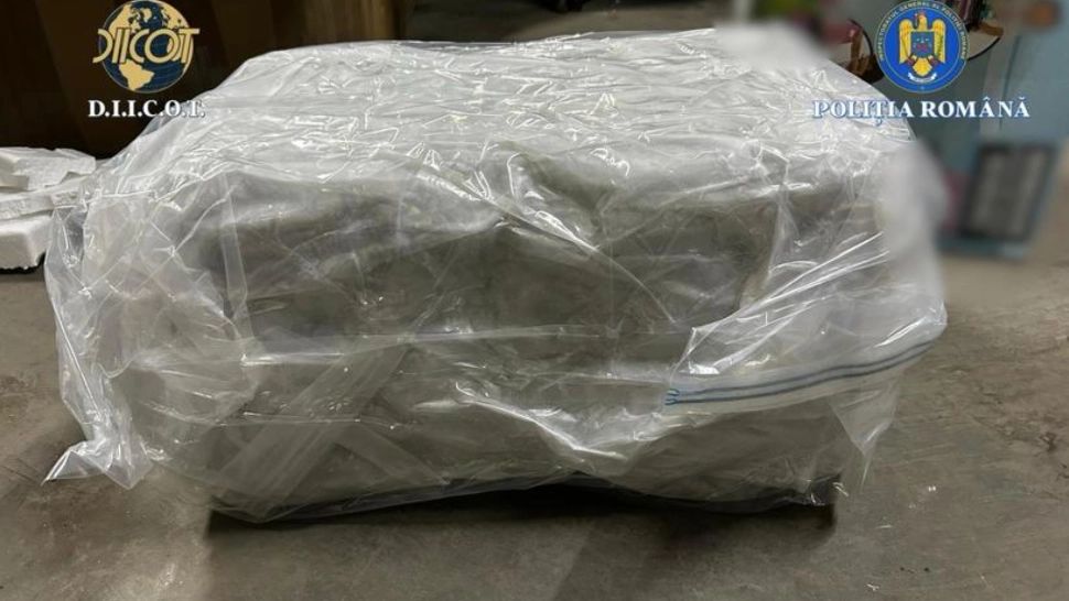 O femeie și un bărbat, prinși în flagrant în timp ce vindeau 14 kilograme de canabis pentru suma de 21.000 de euro. Drogul a fost adus din Spania printr-o firmă de curierat 