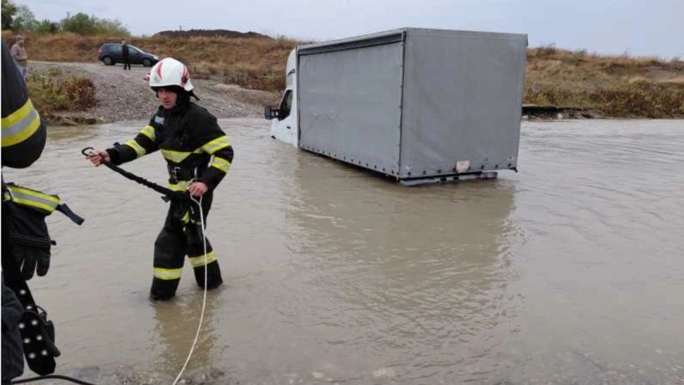 Incident grav în Prahova. Dubiță blocată în albia râului Teleajen, după ce șoferul a ignorat debitul crescut al apei