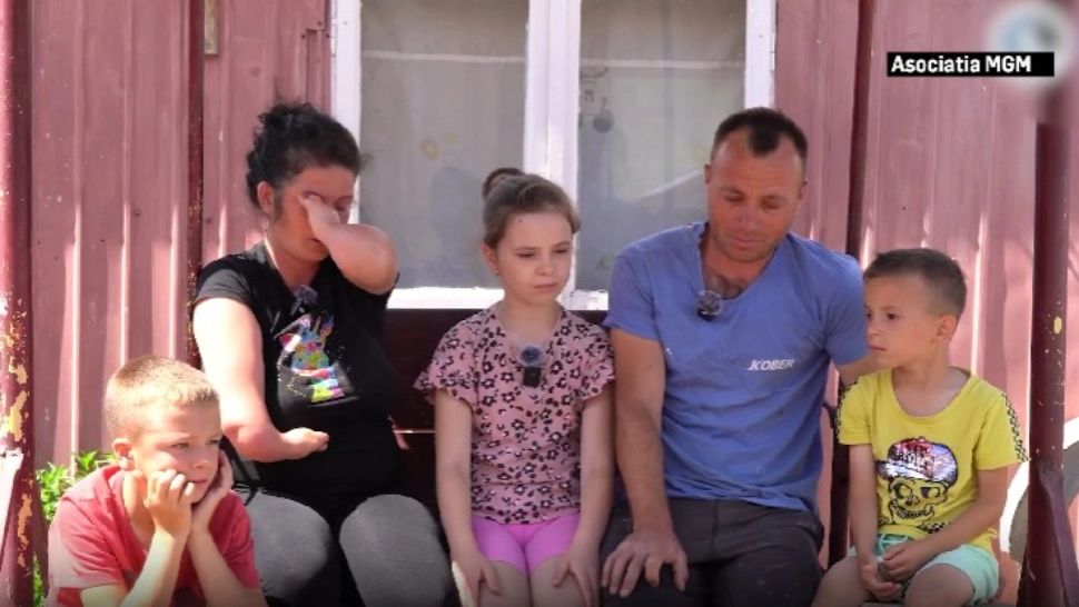 Familie greu încercată, model de iubire și credință. O femeie, fără mâini, și soțul ei cresc trei copii