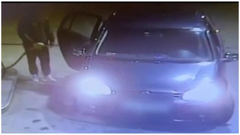 Scene șocante într-o benzinărie din Timișoara. Un bărbat a turnat carburant pe el și mașina sa, iar apoi a amenințat că își dă foc