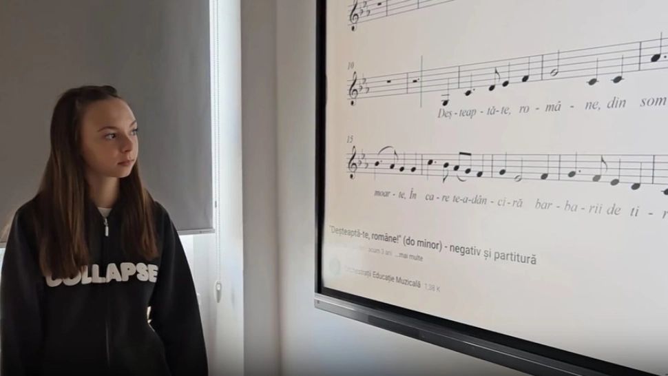Eleva care cântă imnul României în fiecare dimineață, la școală VIDEO