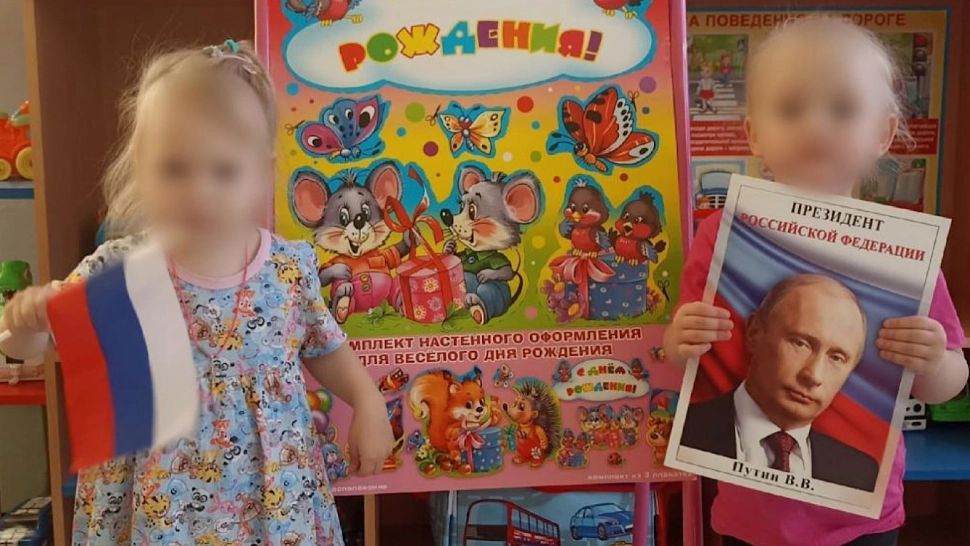 Copiii din grădinițele și școlile din Rusia, obligați să-l felicite pe Putin de ziua lui: „Putin poate orice”